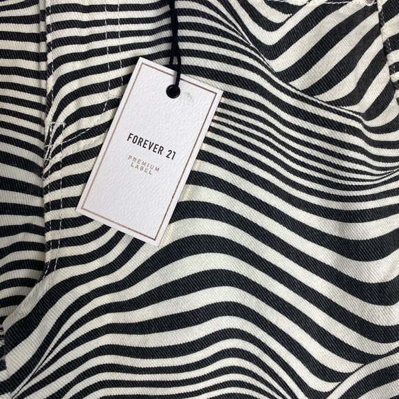 ⭐️NEW FOREVER 21 Premium Black and White Illusion Straight Leg Jeans - Picture 6 of 6